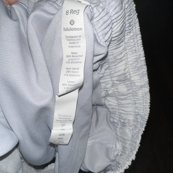 Lululemon Hotty Hot Low Rise 2.5" White/Gray Patterned Running Shorts - Picture 4 of 4